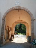 courtyard archway with Ven Ven, the chateau chat